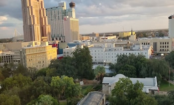 Deluxe Room, 1 King Bed (Alamo View)