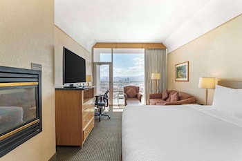 Standard Room, 1 King Bed, Balcony, Courtyard View (with Sofabed)
