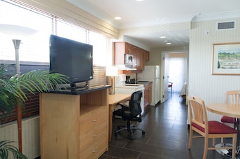 Suite, 1 Queen Bed, Balcony, Courtyard Area (with Sofabed)