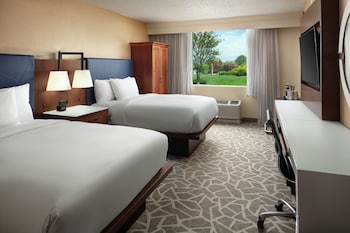 Room, 2 Queen Beds, Accessible, Bathtub