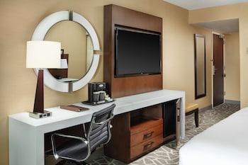 Room, 1 King Bed, Accessible (Roll-In Shower)