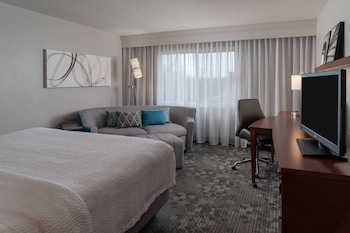 Room, 1 King Bed, Accessible (Mobility/Hearing Roll In Shower)