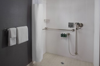 Room, 2 Queen Beds (Mobility/Hearing Access, Roll-In Shwr)