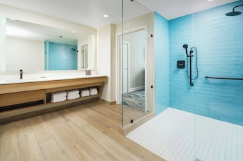 Superior Suite, 1 Bedroom, Hearing Accessible, Oceanfront (Dining/Sitting Area, Windows 2 Sides)