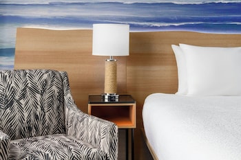 Suite, 1 King Bed, Accessible Bathtub, Ocean View