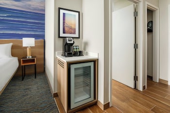Suite, 1 King Bed, Accessible Bathtub, Ocean View