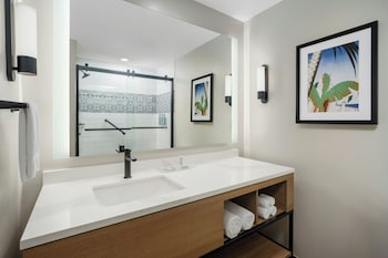 Suite, 1 King Bed, Accessible Bathtub, Ocean View