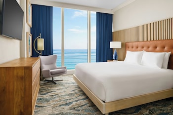 Superior Suite, 1 Bedroom, Hearing Accessible, Oceanfront (Dining/Sitting Area, Windows 2 Sides)