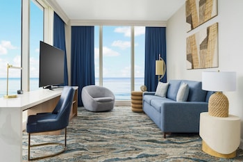 Superior Suite, 1 Bedroom, Hearing Accessible, Oceanfront (Dining/Sitting Area, Windows 2 Sides)