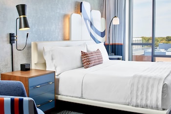 Deluxe Room, 1 King Bed (Mobility Accessible, Roll-In Shower)