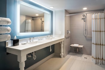 Room, 2 Queen Beds, Balcony, Tower (Mobility/Hearing Accessible, Tub)