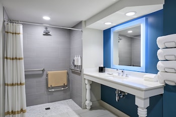 Room, 2 Queen Beds, Balcony (Mobility Accessible, Roll-in Shower)