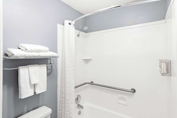 Standard Room, 1 Queen Bed, Non Smoking, Refrigerator & Microwave