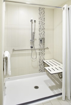 Room, 2 Queen Beds (Mobility/Hearing Access, Roll-In Shwr)