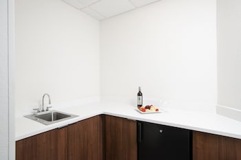 Suite, 1 King Bed (Scenic View)
