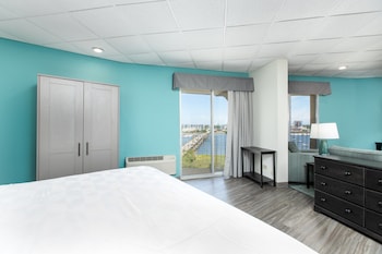Suite, 1 King Bed (Scenic View)