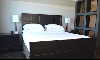 1 KING DELUXE SUITE WITH PARLOR - SOFA BED
