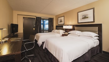 2 DOUBLE BEDS POOLSIDE - DIRECT POOL ACCESS