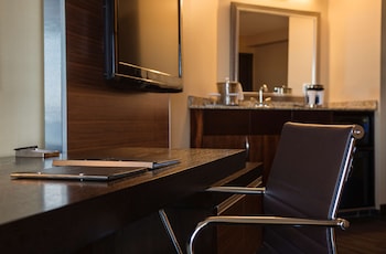 2 DOUBLE BEDS 1 BEDROOM EXECUTIVE LEVEL SUITE