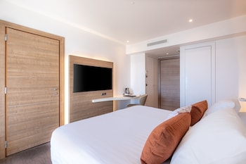 Deluxe Room, 1 Queen Bed, Balcony, Sea View