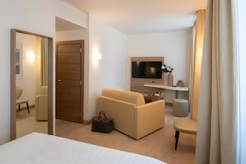 Junior Suite, 1 Queen Bed, Non Smoking, Mountain View (with Single Sofabed)
