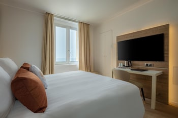 Comfort Room, 1 King Bed, Non Smoking, Sea View (Twin bed on request)