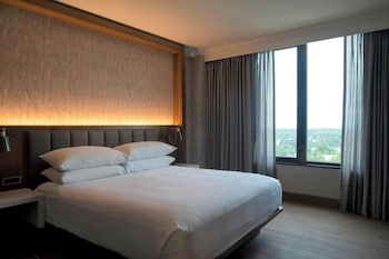 Club Room, 1 King Bed (Hearing Accessible)