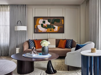 Grand Premier Gallery View Suite