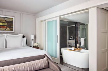 Superior King Courtyard View with Tub