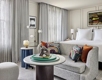 Grand Premier Gallery View Suite