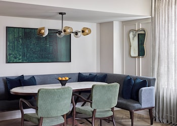 Grand Premier Gallery View Suite