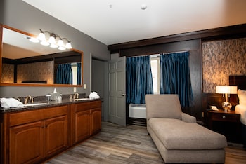Suite, 1 King Bed, Non Smoking, Kitchenette