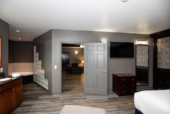 Suite, 1 King Bed, Non Smoking, Kitchenette (with Sofabed)