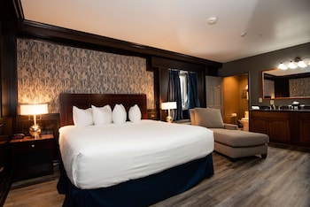 Suite, 1 King Bed, Non Smoking, Kitchenette