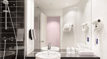 Standard Room, 1 Queen Bed (Free Breakfast)