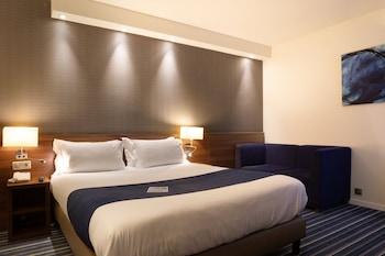 Standard Room, 1 Queen Bed, Accessible (Free Breakfast)