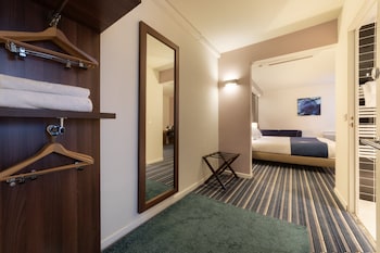 Standard Room, 1 Queen Bed, Accessible (Free Breakfast)