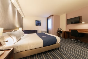 Standard Room, 1 Queen Bed, Accessible (Free Breakfast)