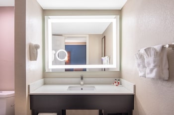 Room, 2 Queen Beds, Accessible Bathtub