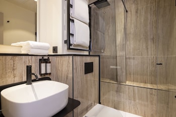 Family Room (with Spa Access)