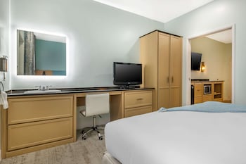 Suite, 1 King Bed with Sofa bed, Non Smoking, Pool View
