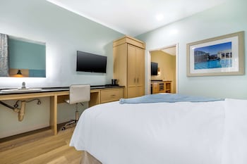 Suite, 1 King Bed with Sofa bed, Accessible, Non Smoking