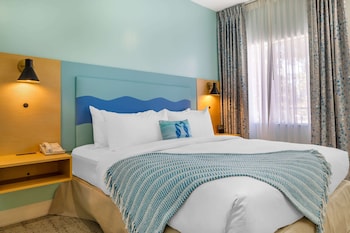 Suite, 1 King Bed with Sofa bed, Non Smoking, Pool View