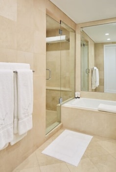 Twin Room (Lowell)