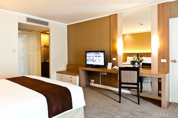 Deluxe King Room, Balcony, Pool View