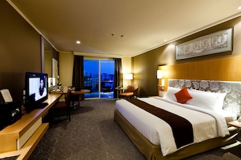 Deluxe King Room, Balcony, Pool View