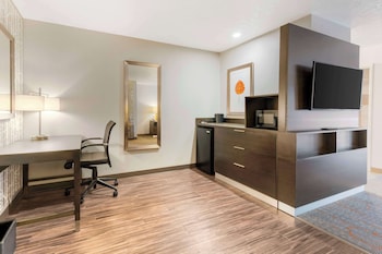 Suite, Multiple Beds, Refrigerator & Microwave, Corner (Pet Friendly)