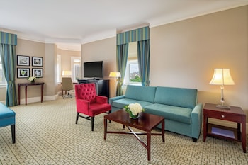 Signature Room,1 King Bed (Parliament or Majors Hill Park View)