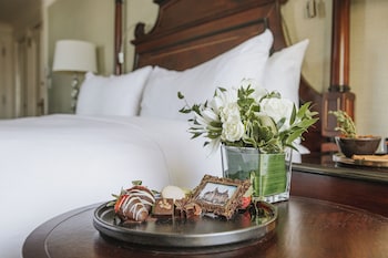 Signature Room,1 King Bed (Parliament or Majors Hill Park View)