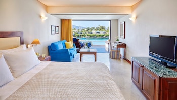Superior Bungalow Front Sea View sharing a  pool